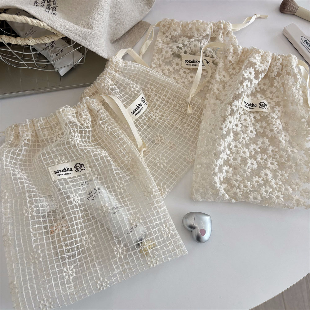 Lace Embroidered Daisy Mesh Dr - огляд і ціна Cosmetic Bags