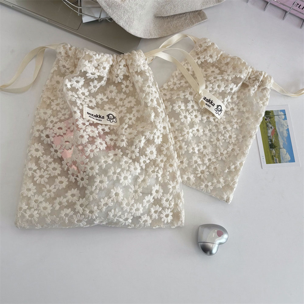 Lace Embroidered Daisy Mesh Dr - огляд і ціна Cosmetic Bags